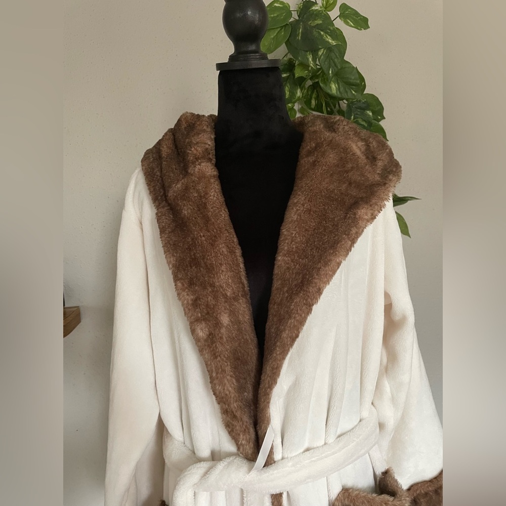 Luxury Robe Women’s Bathrobe S/M Ultra Soft | Elegance and Winter Comfort - Picture 9 of 12